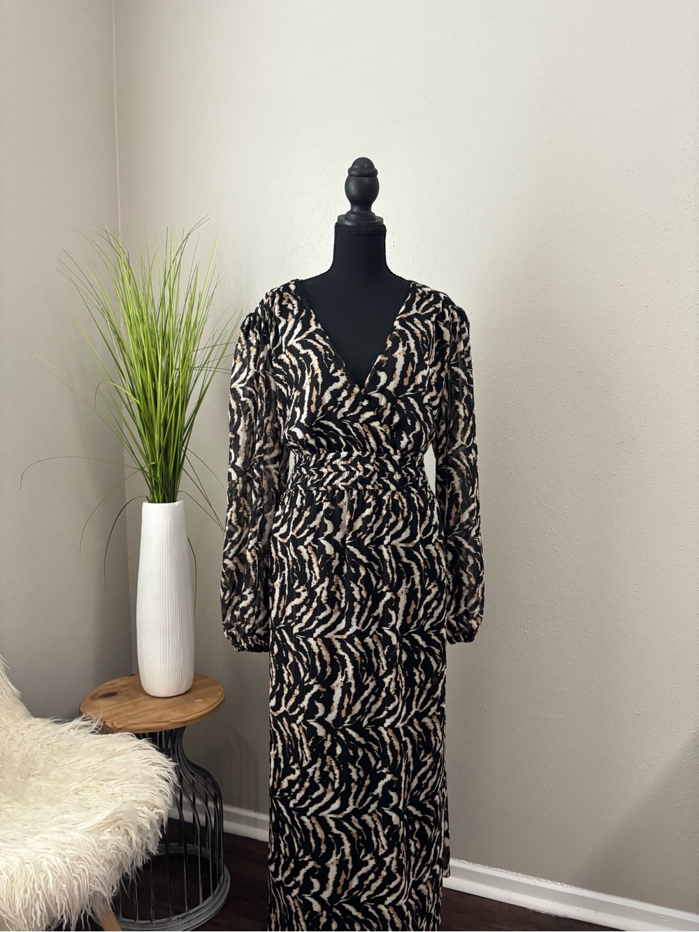 sofia by sofia vergara Black and Cream Animal Print V‑Neck Maxi Dress